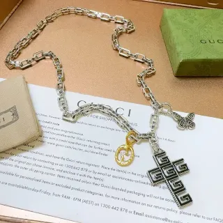 Gucci قلادة سلسلة فضية وذهبية متعددة التعويذات منحورة