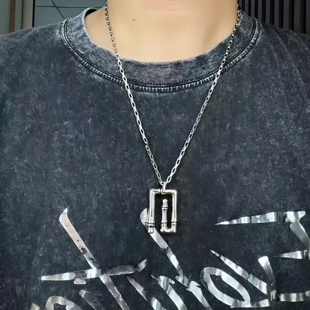 Gucci Silver-Tone Rectangular Pendant Necklace 2