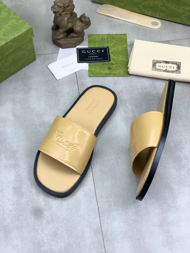 Gucci Slide Black Beige Embossed Logo Strap Glossy Patent-Like Upper Slippers 5