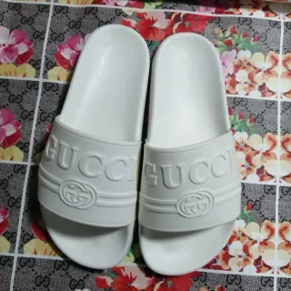 Gucci Slide सफेद मोल्डेड रबर लोगो स्ट्रैप स्लिपर्स