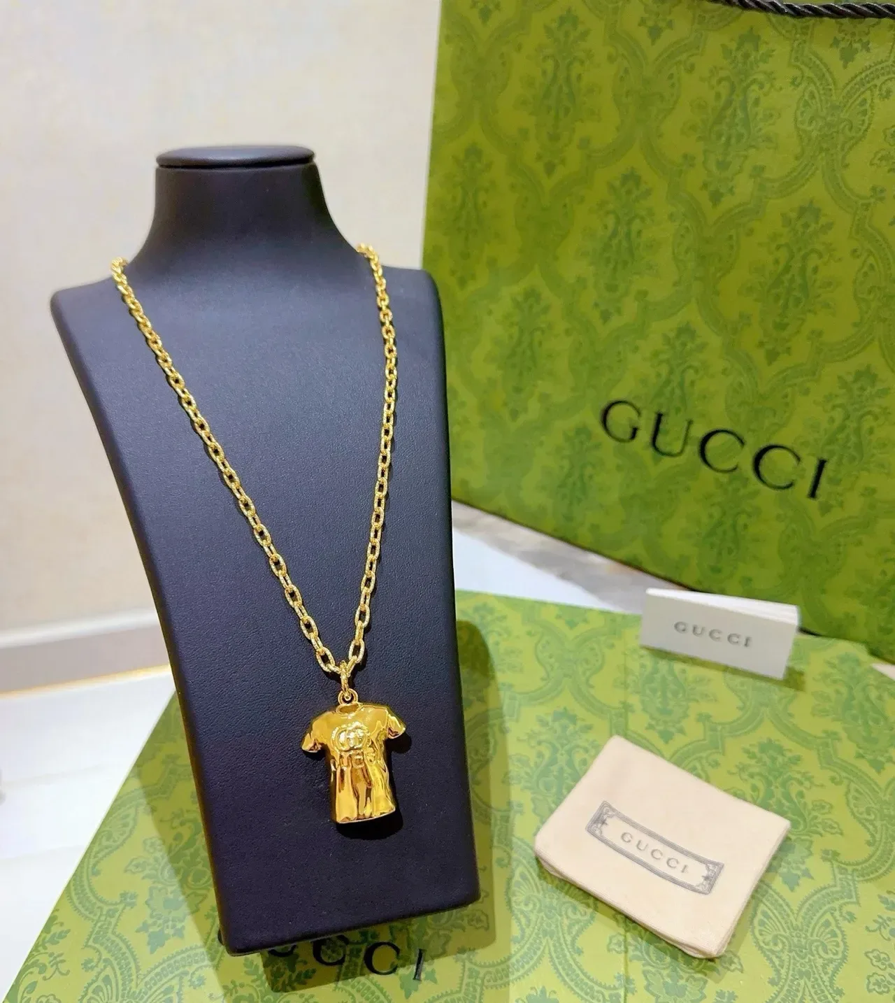 Colar Gucci Pendente T-Shirt Corrente Dourada 4