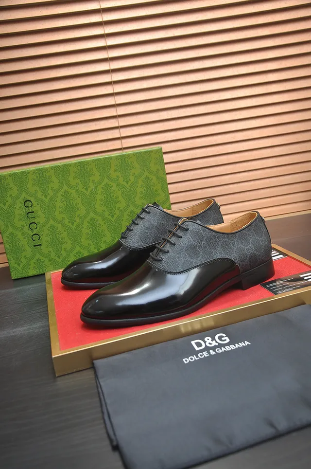 Gucci deux tons GG Supreme et chaussures Oxford en cuir patenté 4