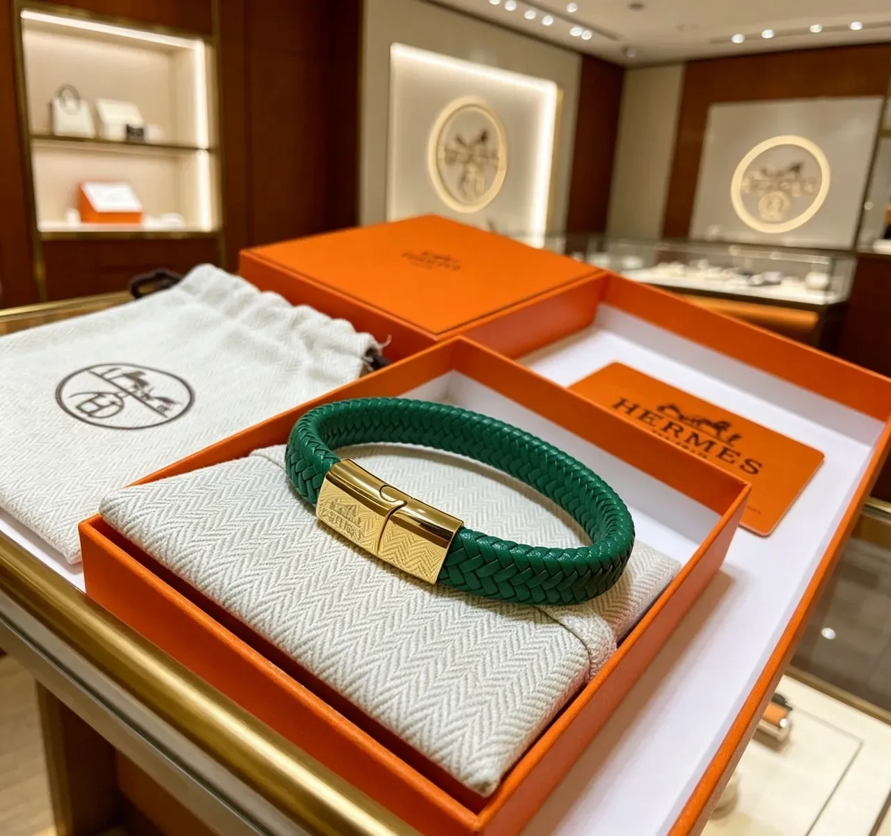 Bracelet Hermès Cuir Vert Tressé Fermoir Doré 2