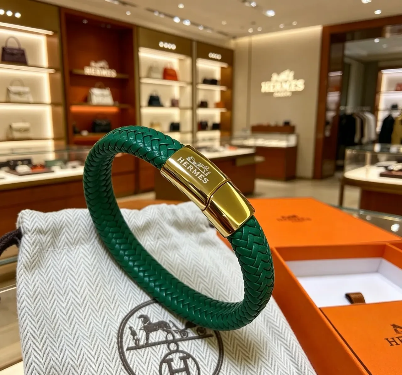 Bracelet Hermès Cuir Vert Tressé Fermoir Doré 6