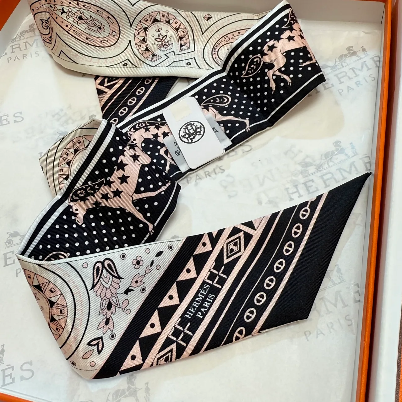 Hermès Cheval de Guerre بيج أسود مطبوع Paisley مرصع بالنجوم نمط غزال شال حرير 4