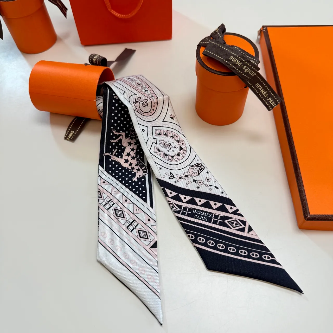 Hermès Cheval de Guerre بيج أسود مطبوع Paisley مرصع بالنجوم نمط غزال شال حرير 5
