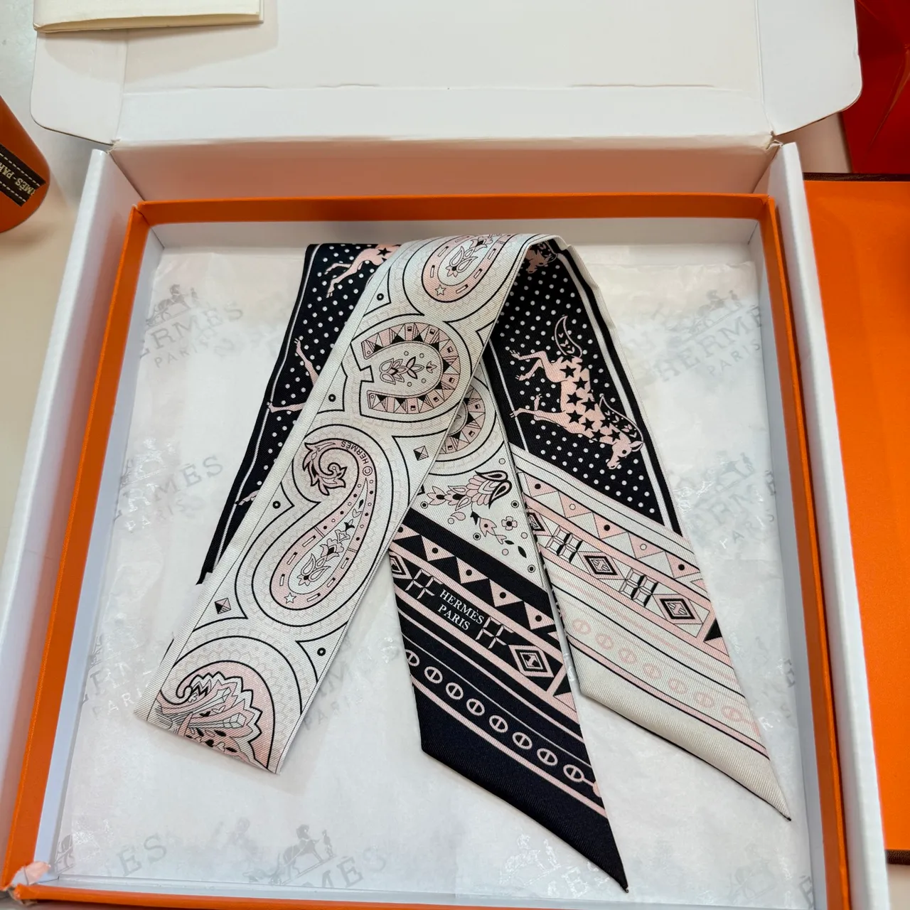 Hermès Cheval de Guerre بيج أسود مطبوع Paisley مرصع بالنجوم نمط غزال شال حرير 6