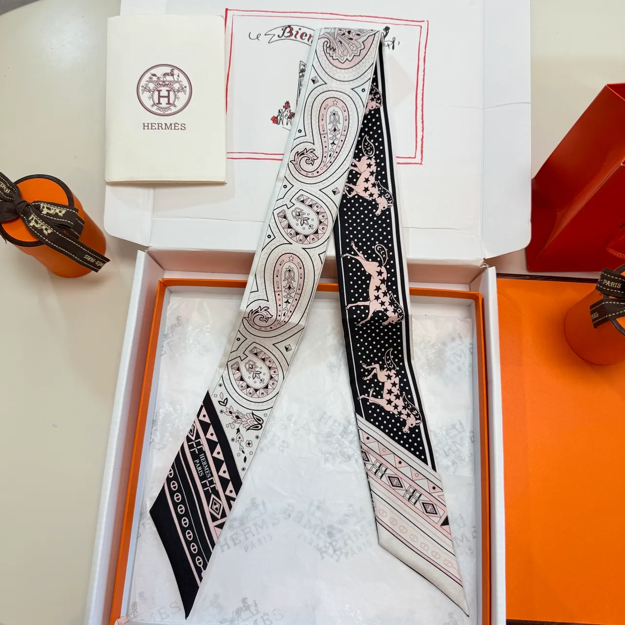 Hermès Cheval de Guerre بيج أسود مطبوع Paisley مرصع بالنجوم نمط غزال شال حرير 7