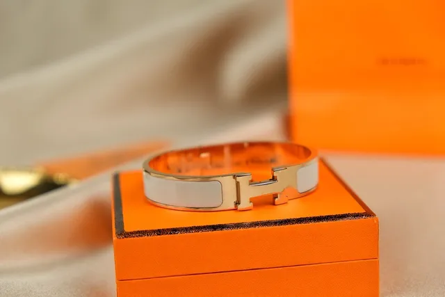 Pulseira Hermès Clic H Esmalte Branco Dourado 2