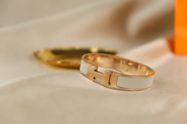 Pulseira Hermès Clic H Esmalte Branco Dourado 3