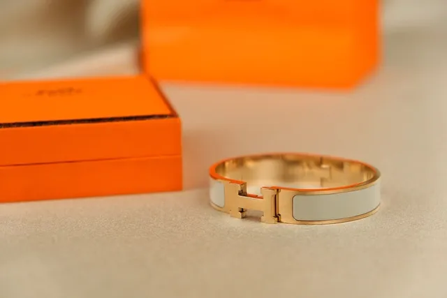 Pulseira Hermès Clic H Esmalte Branco Dourado 4