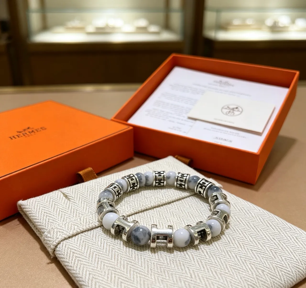 Hermès H Motif حجر ماربل وسوار خرز بنغمة فضية 2