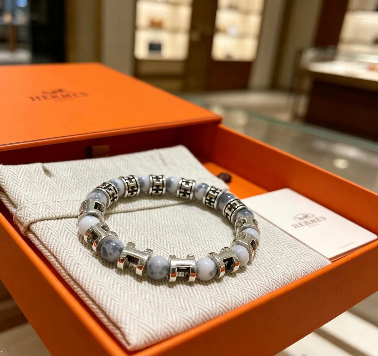 Hermès H Motif حجر ماربل وسوار خرز بنغمة فضية 3