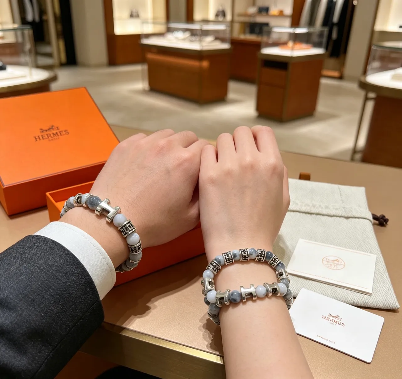 Hermès H Motif حجر ماربل وسوار خرز بنغمة فضية 4
