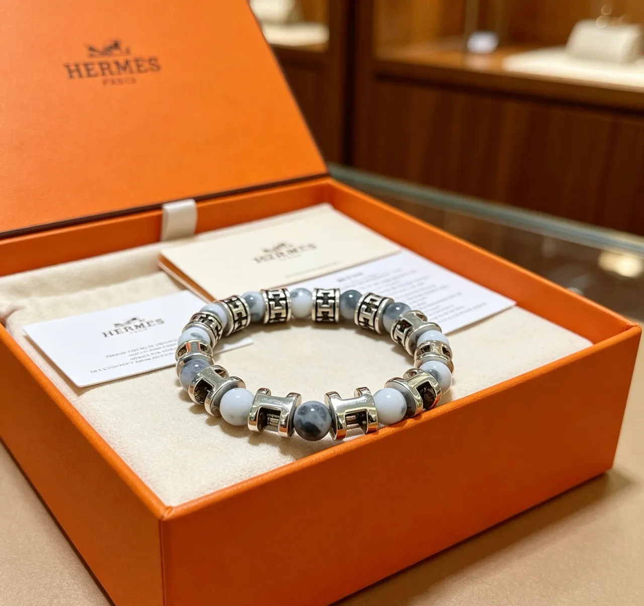 Hermès H Motif حجر ماربل وسوار خرز بنغمة فضية 5