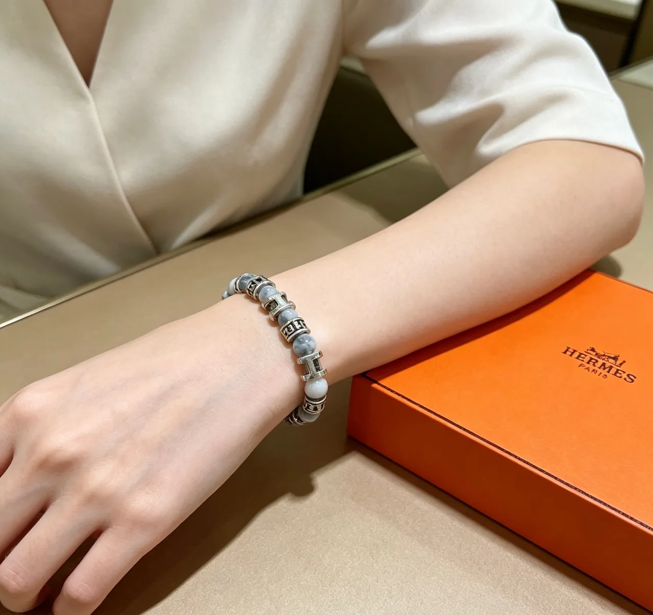 Hermès H Motif حجر ماربل وسوار خرز بنغمة فضية 6