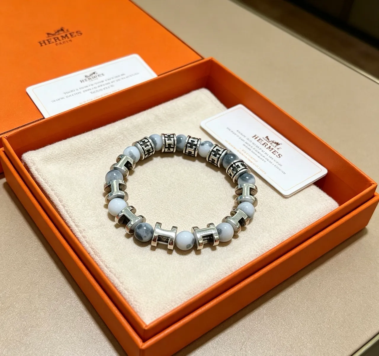Hermès H Motif حجر ماربل وسوار خرز بنغمة فضية 7