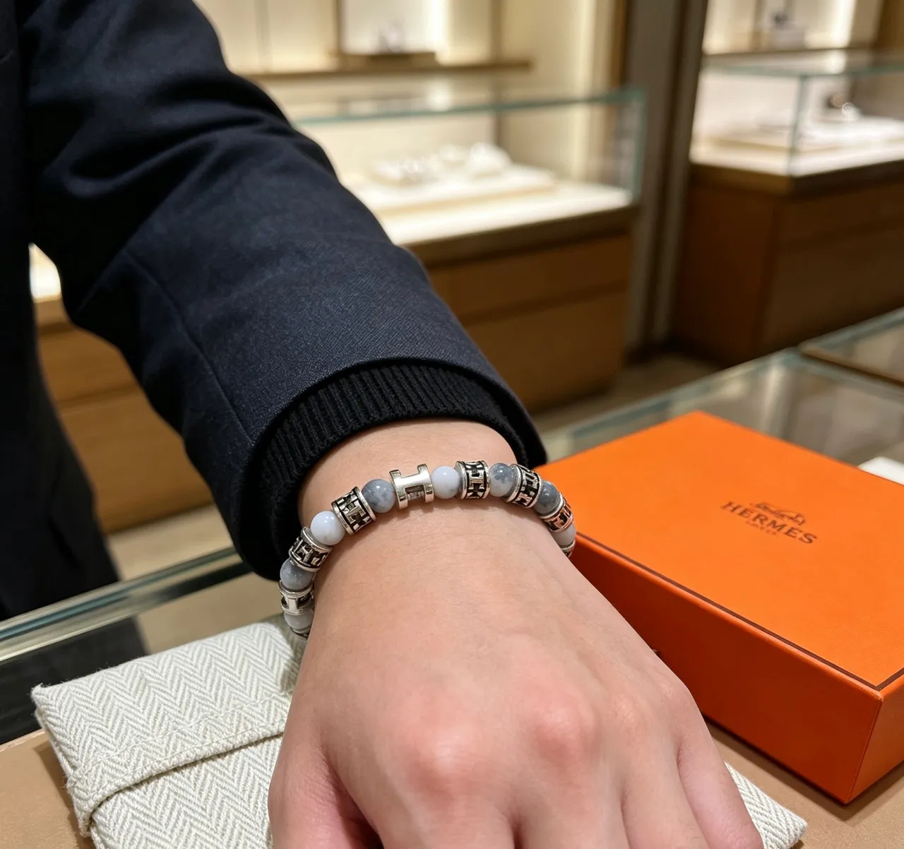 Hermès H Motif حجر ماربل وسوار خرز بنغمة فضية 8