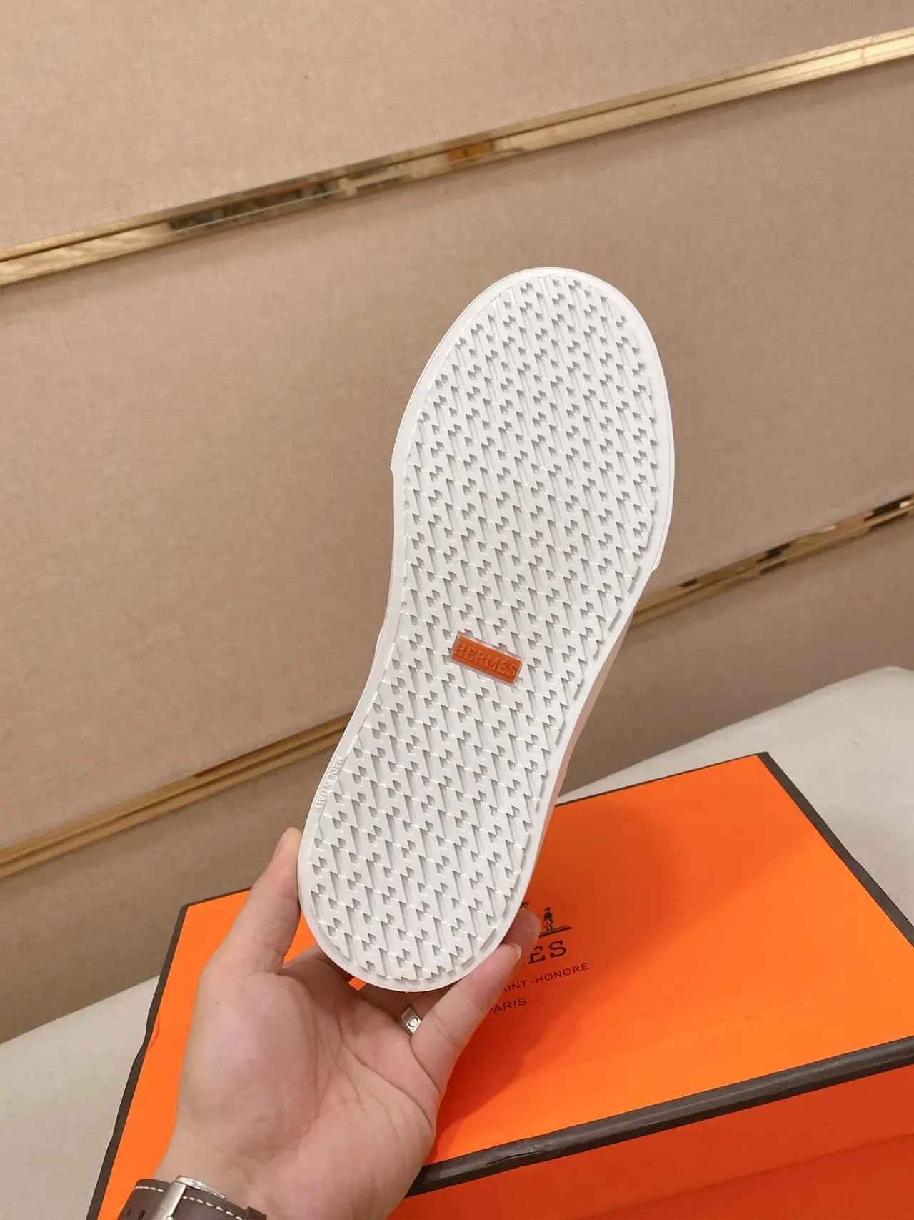 Hermès H Sneaker blanc rouge noir sneakers lifestyle 2