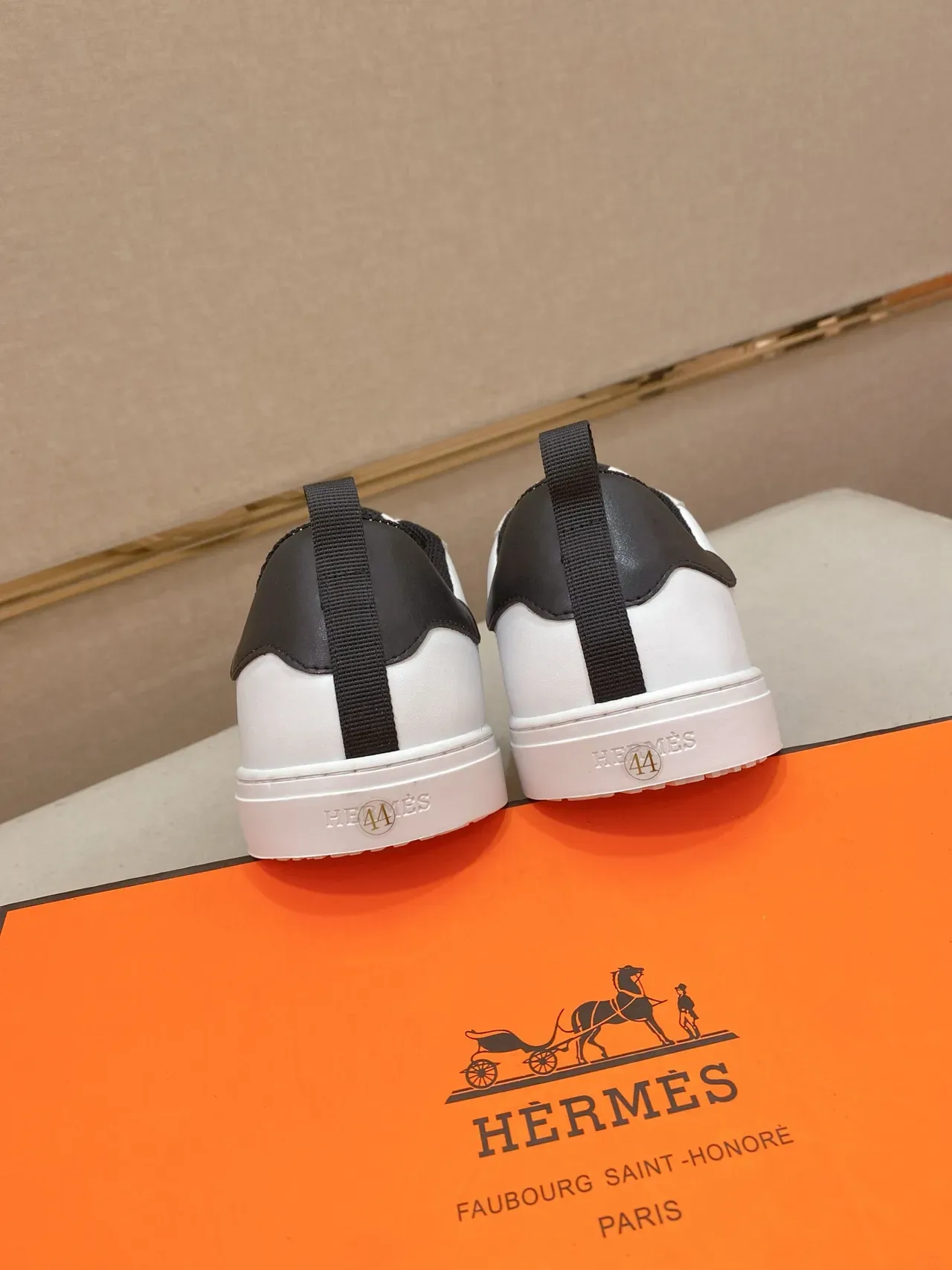 Hermès H Sneaker blanc rouge noir sneakers lifestyle 3