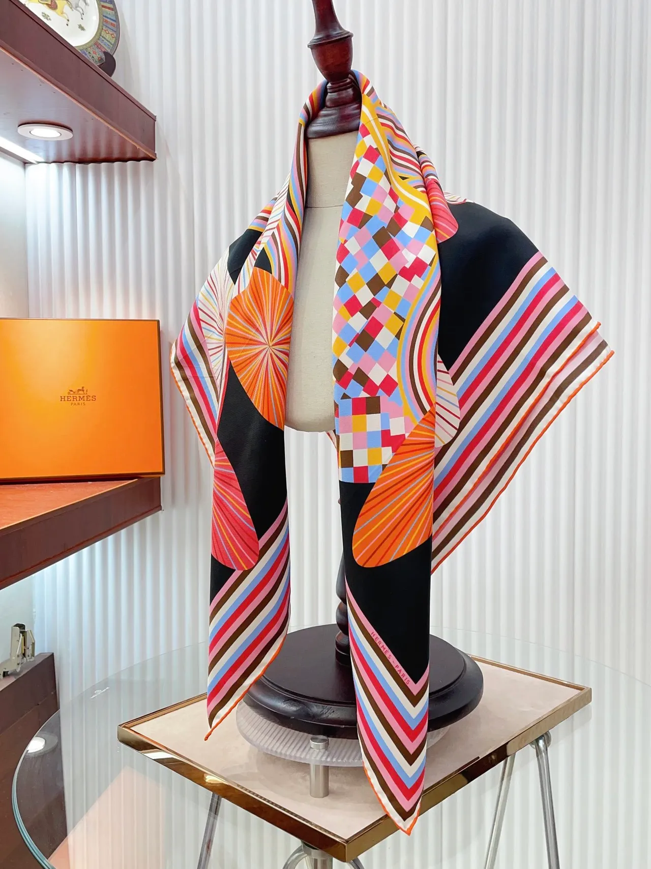 Hermès وشاح حرير متعدد الألوان مطبوع هندسي أساس أسود 1