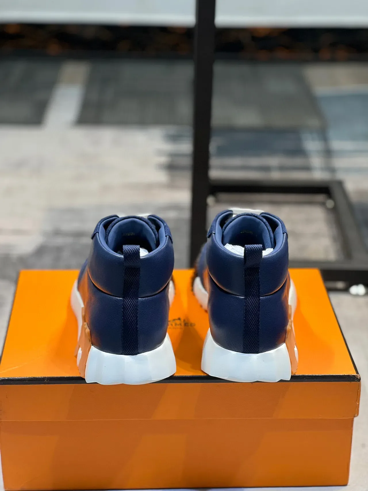 Hermès Navy Orange Tênis Lifestyle de Couro Superior Bico Alto 2
