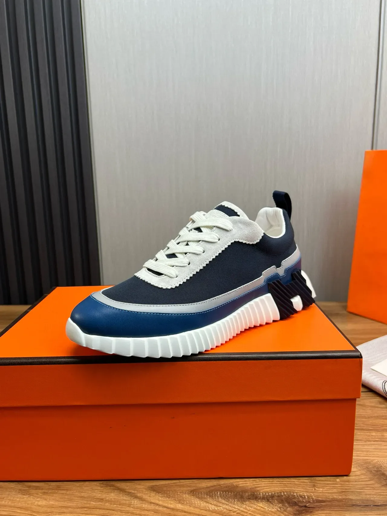 Hermès Navy White Semelle Intermédiaire Sculptée Et Rainurée Empeigne De Textile Et Cuir Avec Couches Sneakers Lifestyle 2