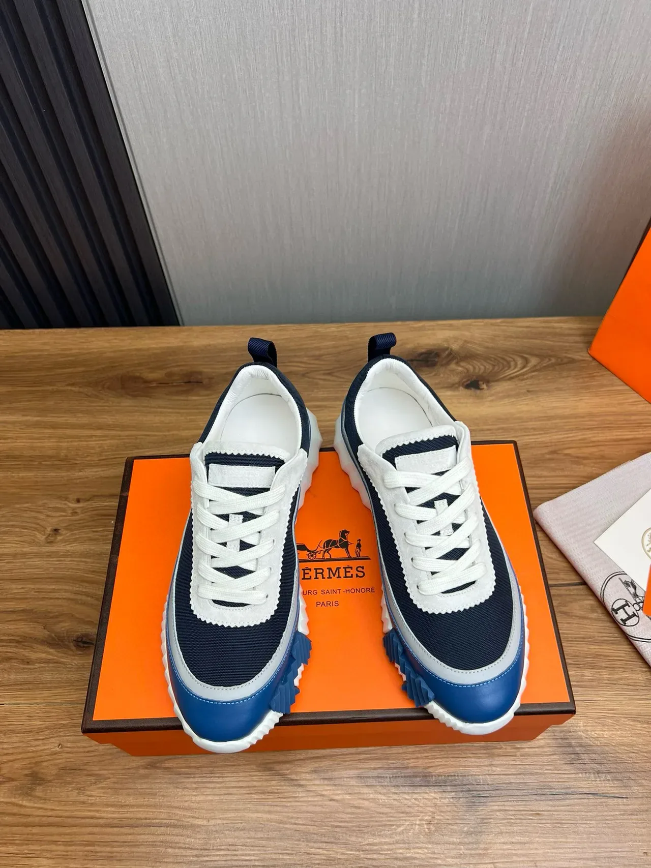 Hermès Navy White Semelle Intermédiaire Sculptée Et Rainurée Empeigne De Textile Et Cuir Avec Couches Sneakers Lifestyle 3