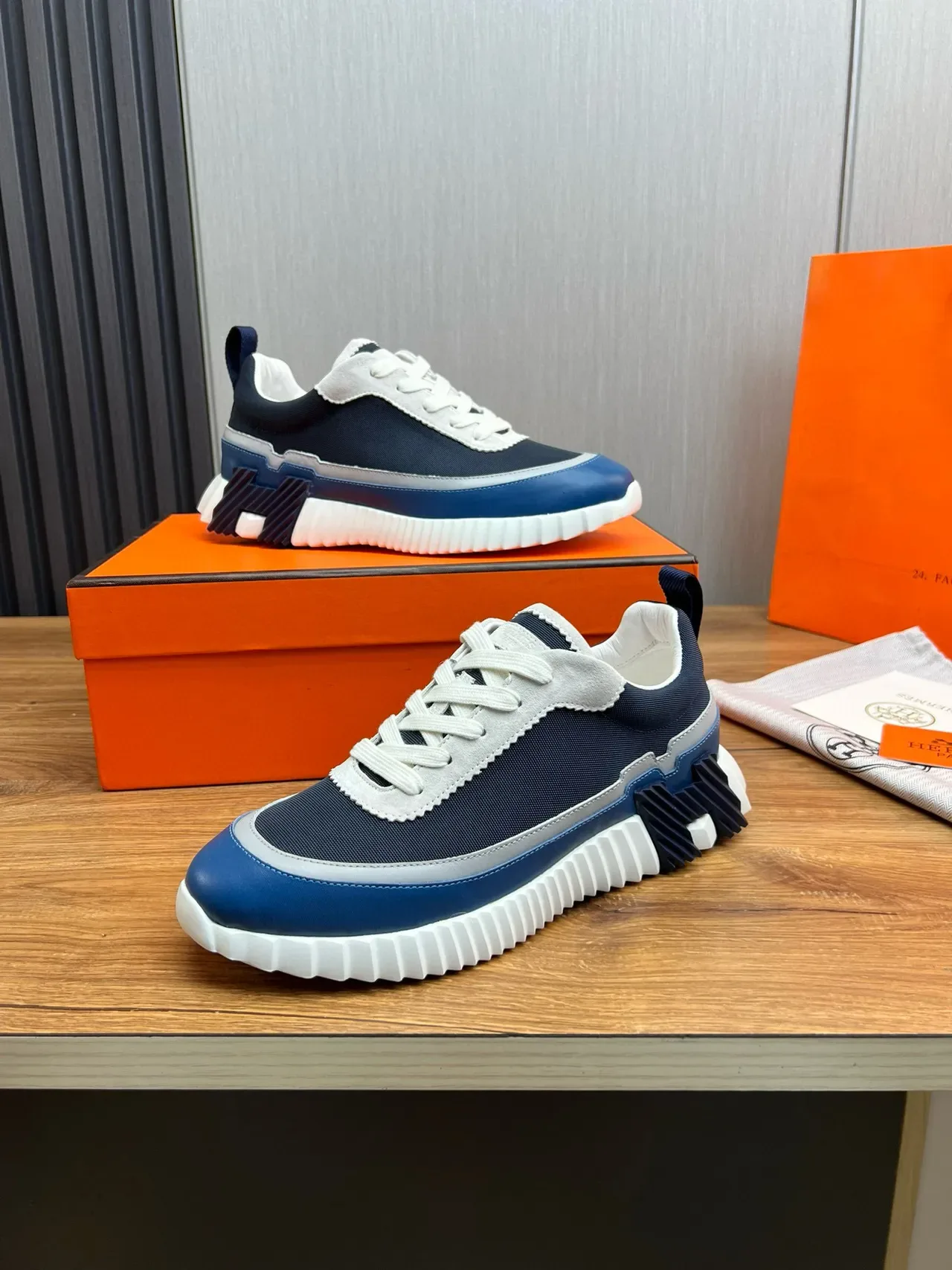Hermès Navy White Semelle Intermédiaire Sculptée Et Rainurée Empeigne De Textile Et Cuir Avec Couches Sneakers Lifestyle 4
