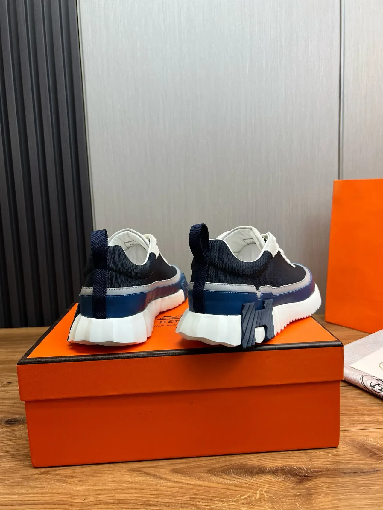 Hermès Navy White Semelle Intermédiaire Sculptée Et Rainurée Empeigne De Textile Et Cuir Avec Couches Sneakers Lifestyle 5