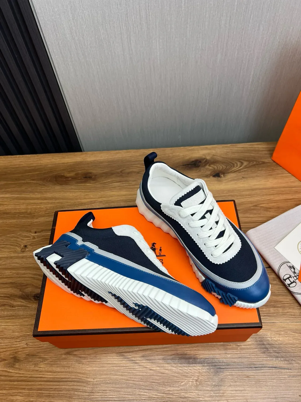 Hermès Navy White Semelle Intermédiaire Sculptée Et Rainurée Empeigne De Textile Et Cuir Avec Couches Sneakers Lifestyle 6