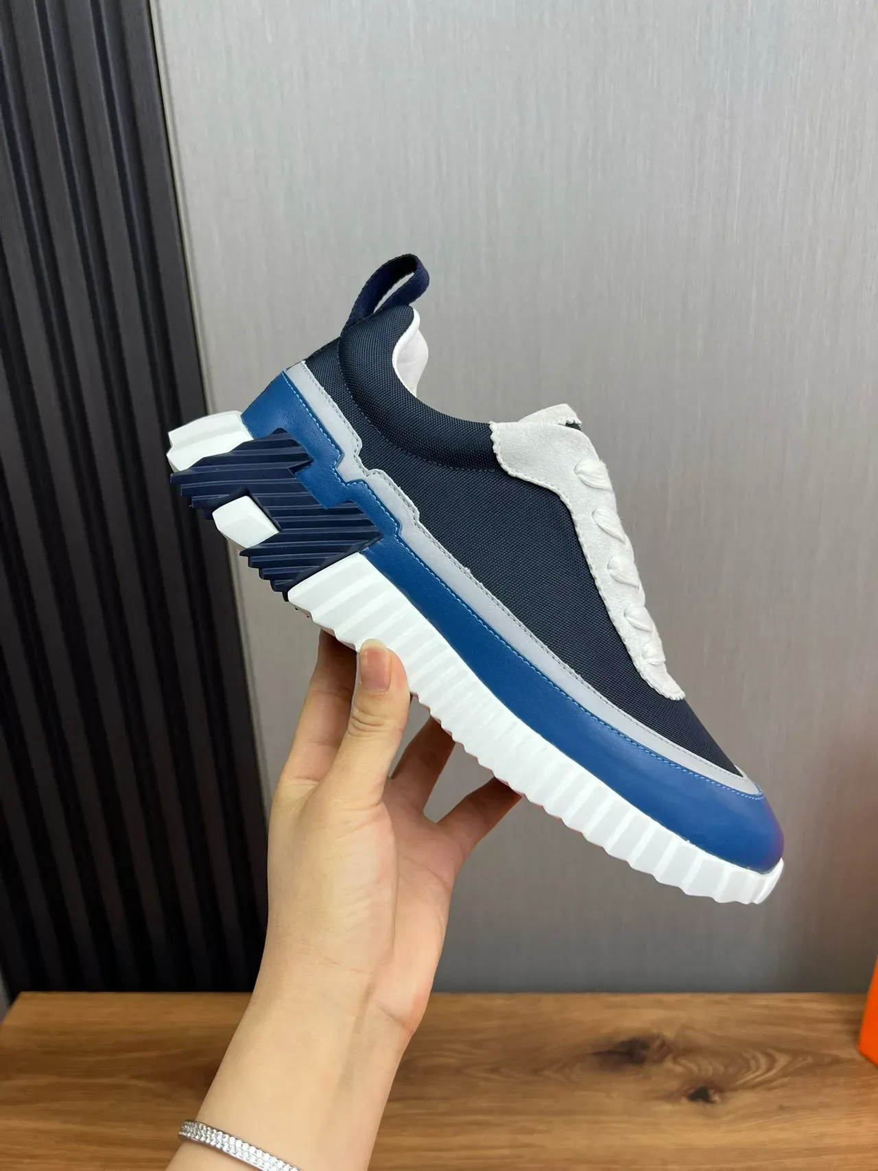 Hermès Navy White Semelle Intermédiaire Sculptée Et Rainurée Empeigne De Textile Et Cuir Avec Couches Sneakers Lifestyle 7