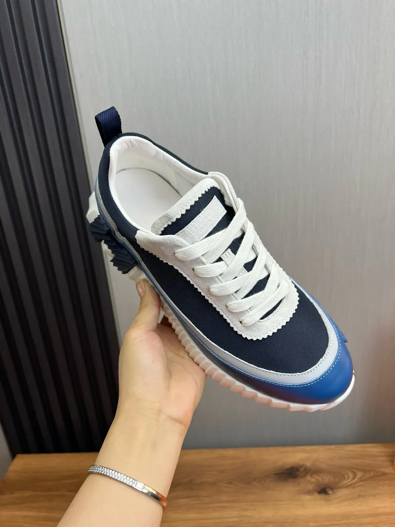 Hermès Navy White Semelle Intermédiaire Sculptée Et Rainurée Empeigne De Textile Et Cuir Avec Couches Sneakers Lifestyle 8