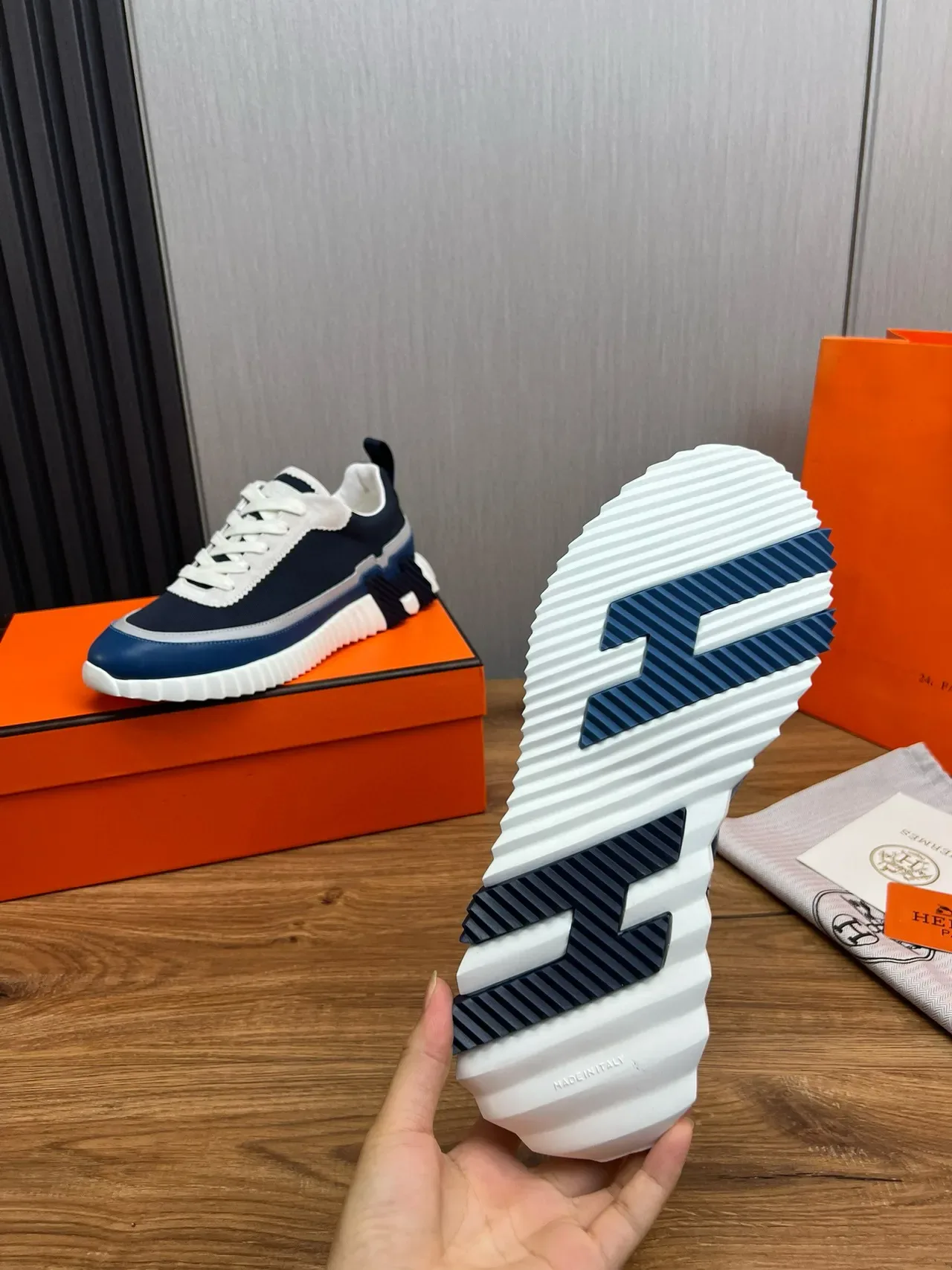 Hermès Navy White Semelle Intermédiaire Sculptée Et Rainurée Empeigne De Textile Et Cuir Avec Couches Sneakers Lifestyle 9