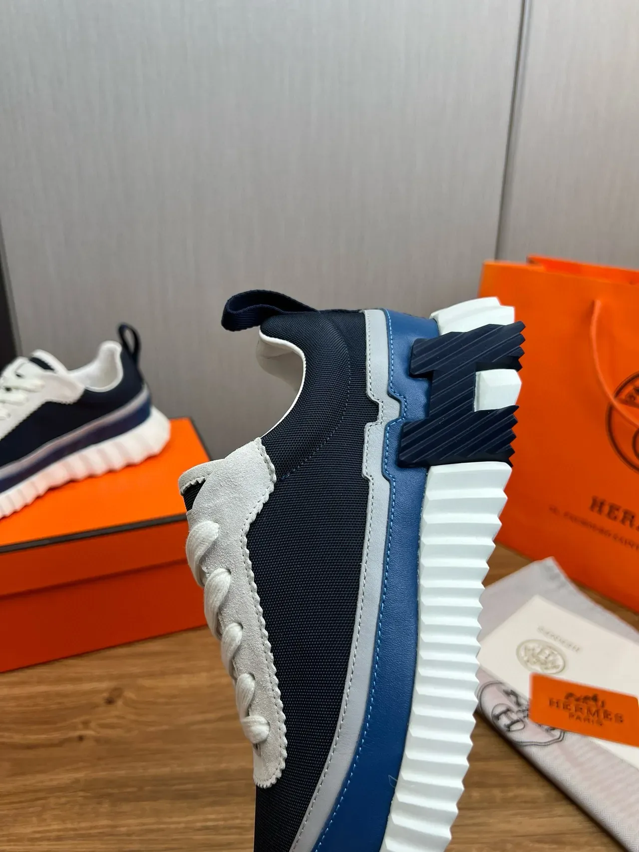 Hermès Navy White Semelle Intermédiaire Sculptée Et Rainurée Empeigne De Textile Et Cuir Avec Couches Sneakers Lifestyle 10