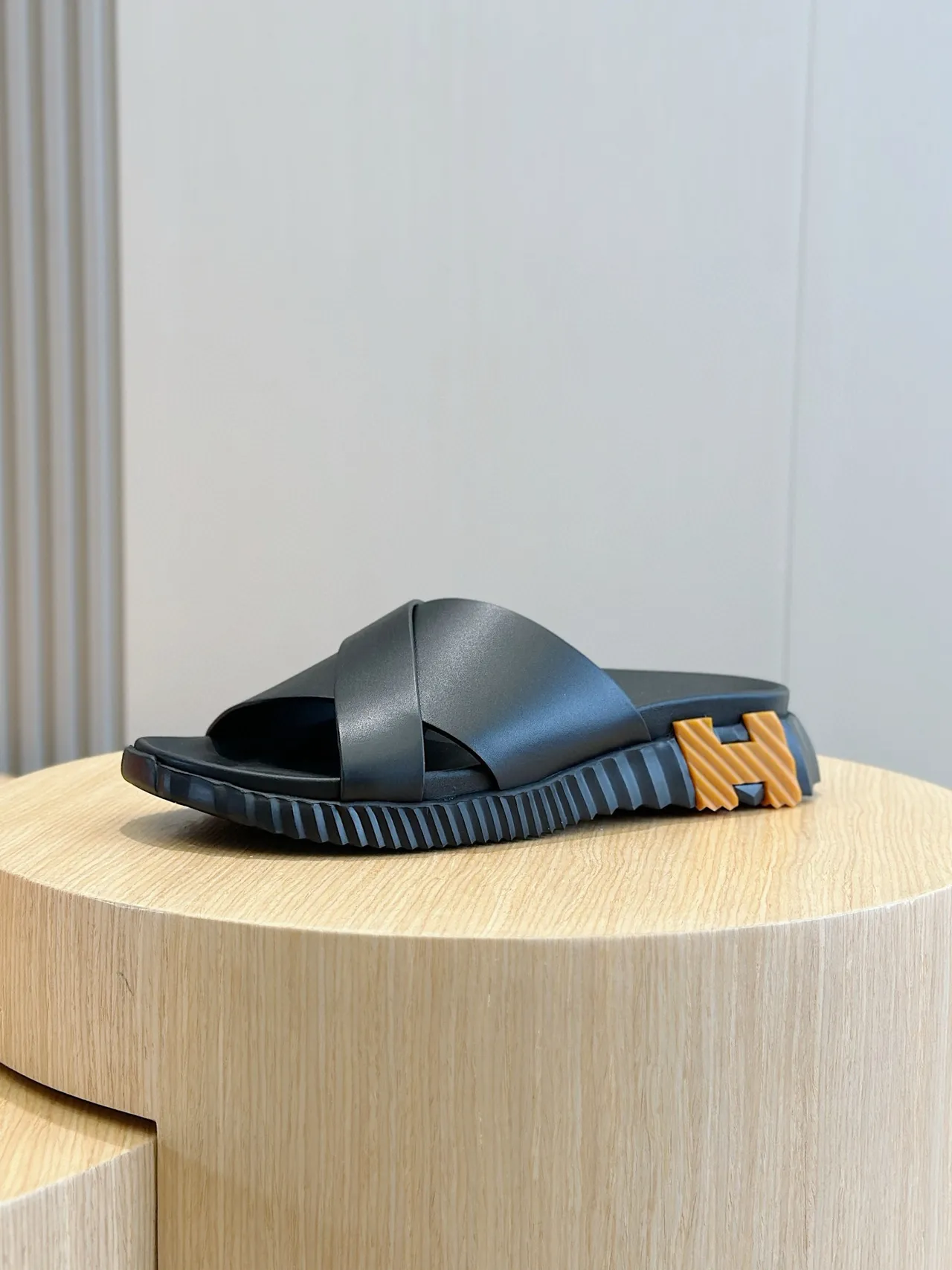Hermès Oran Sandales noires à bride croisée 2