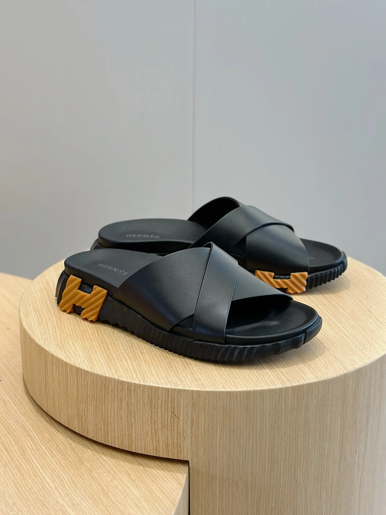 Hermès Oran Sandales noires à bride croisée 3