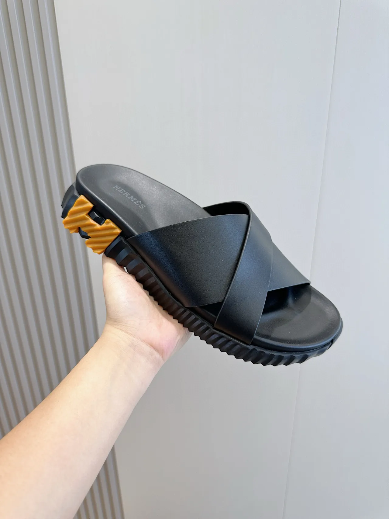 Hermès Oran Sandales noires à bride croisée 5