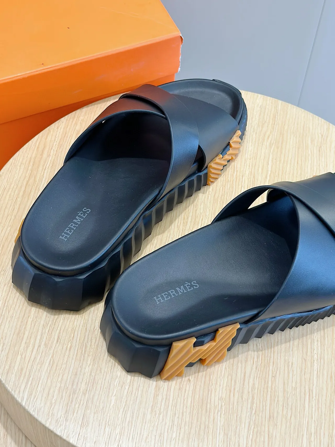 Hermès Oran Sandales noires à bride croisée 6