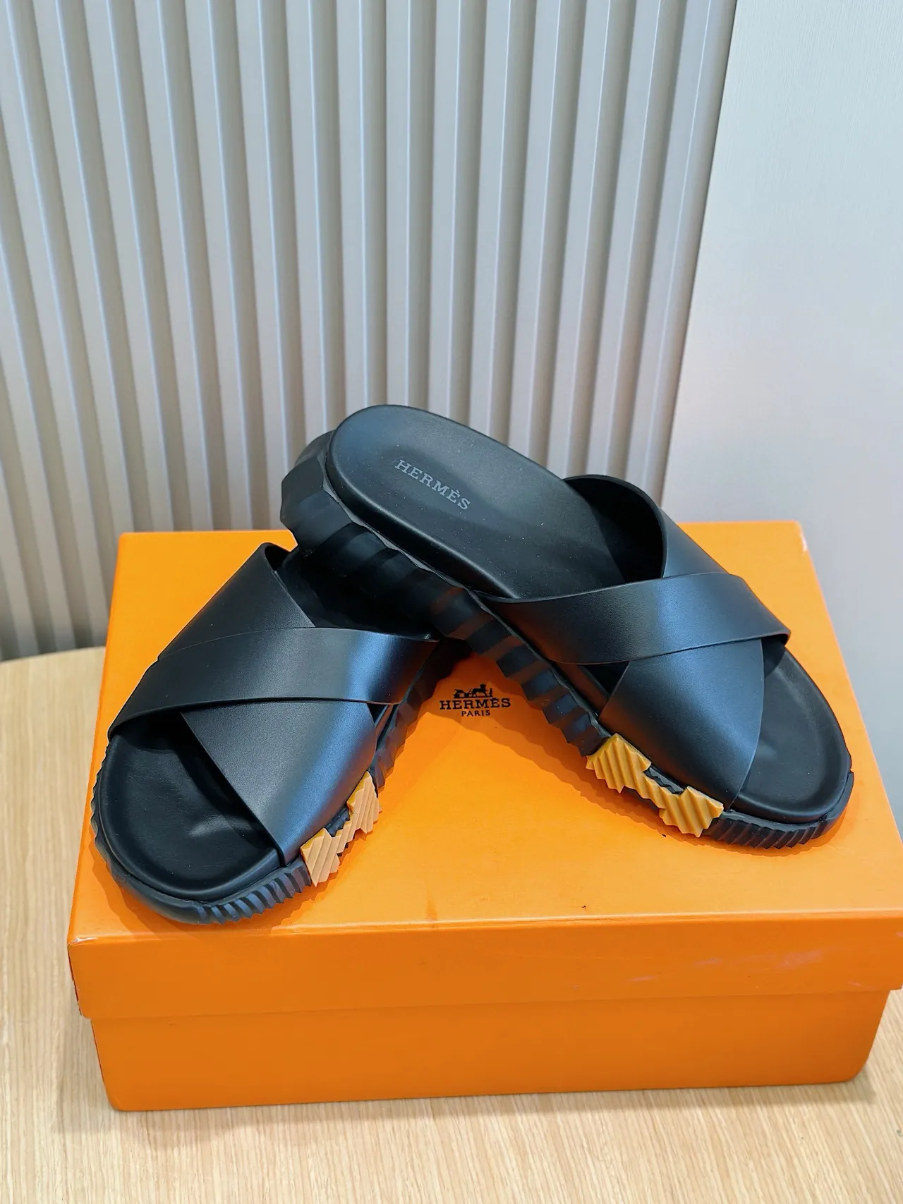 Hermès Oran Sandales noires à bride croisée 7