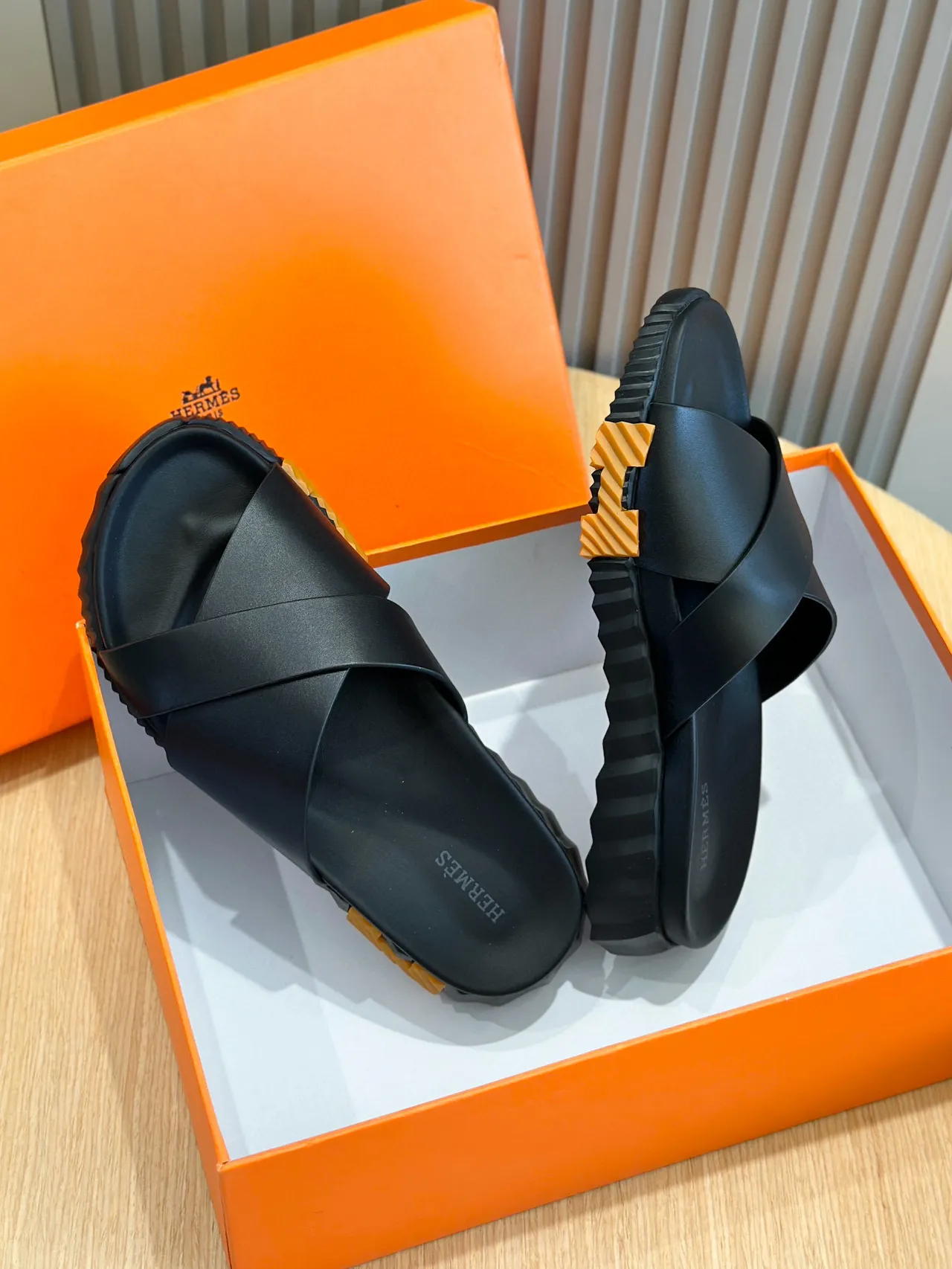 Hermès Oran Sandales noires à bride croisée 8