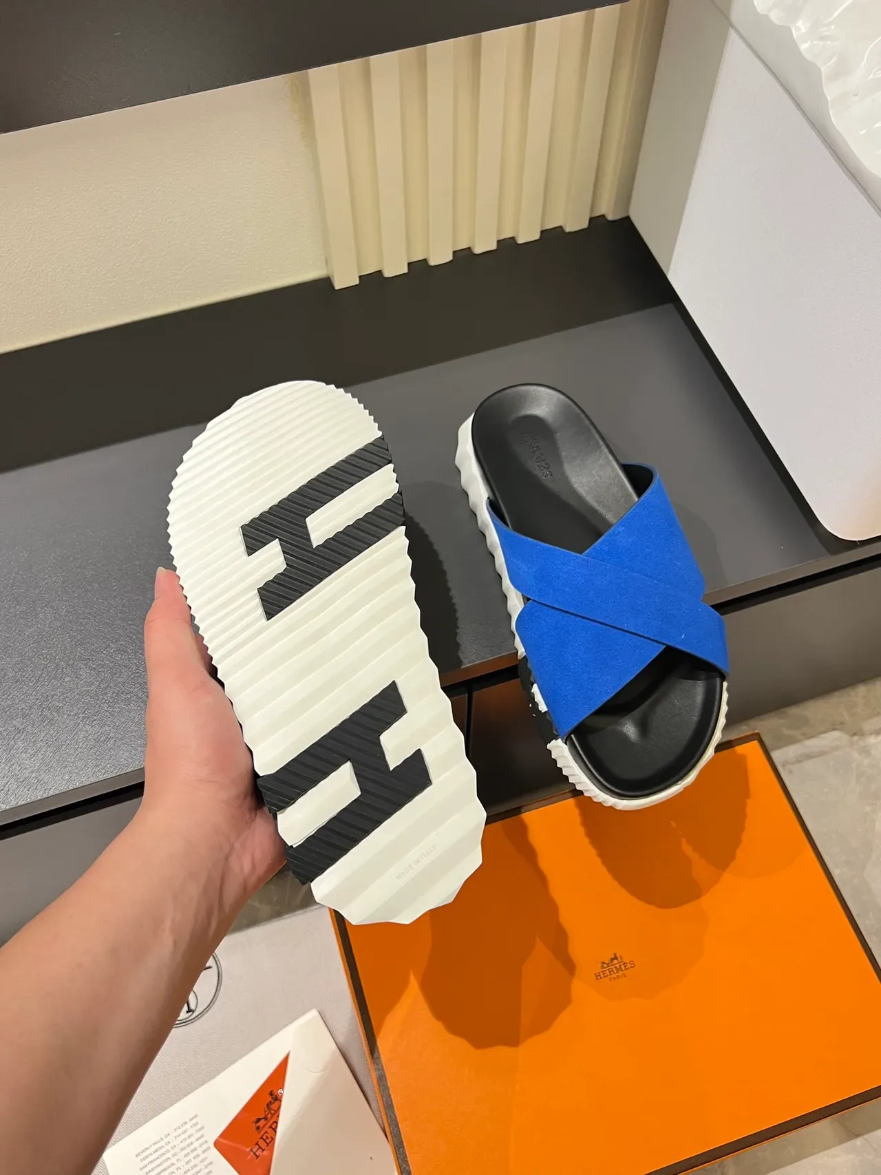 Sandálias Hermès Oran Azul Negro Tira Cruzada Sola Branca Texturizada 4