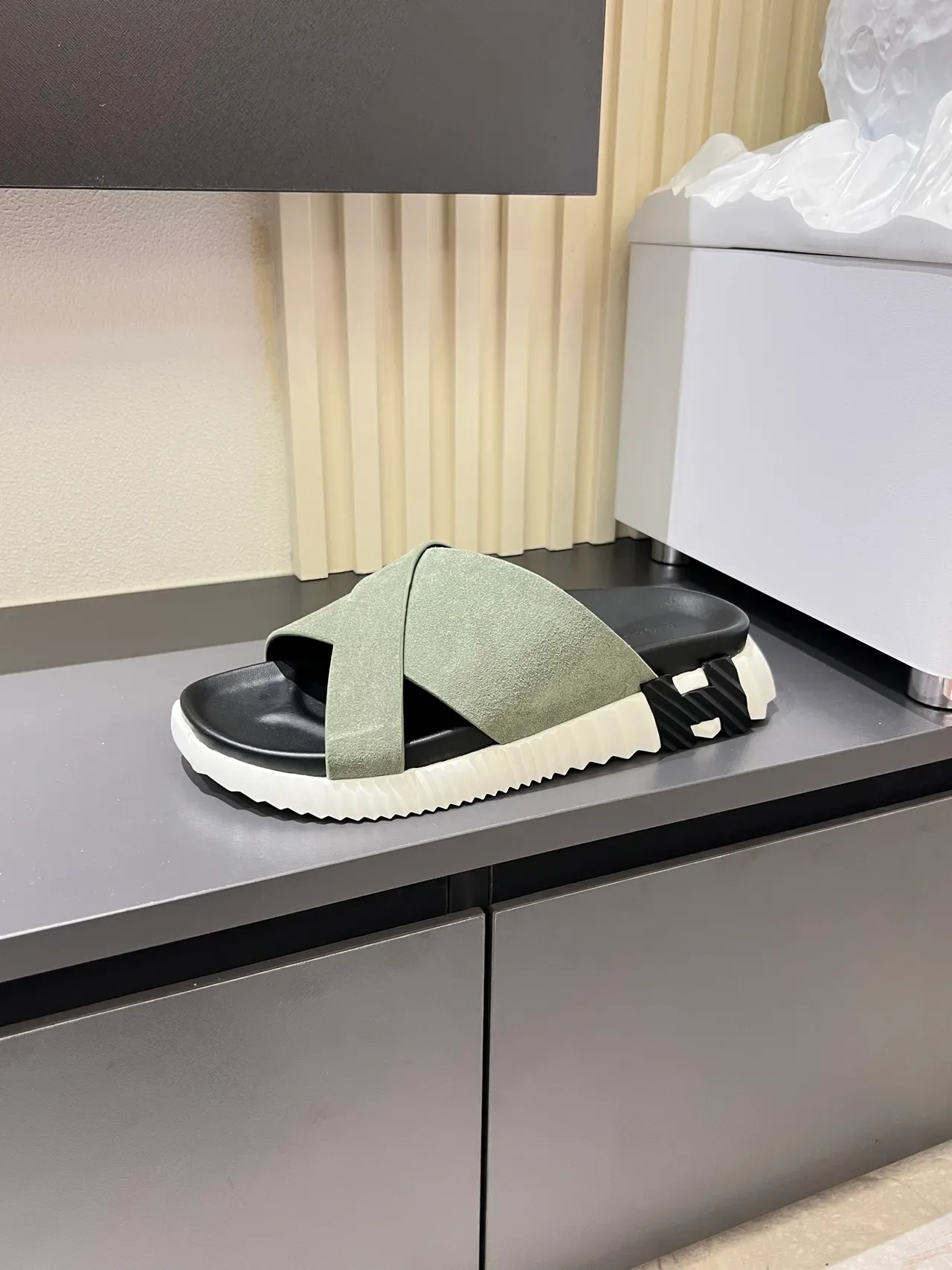 Sandálias Hermès Oran Azul Negro Tira Cruzada Sola Branca Texturizada 5