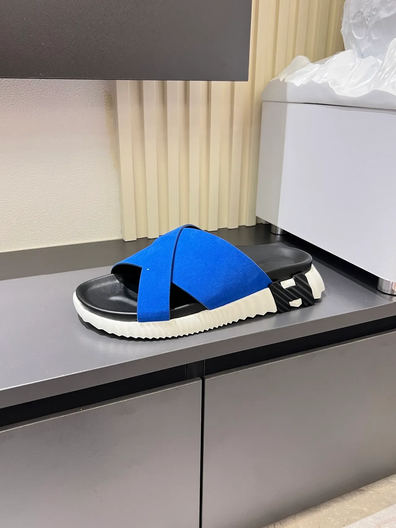 Sandálias Hermès Oran Azul Negro Tira Cruzada Sola Branca Texturizada 7