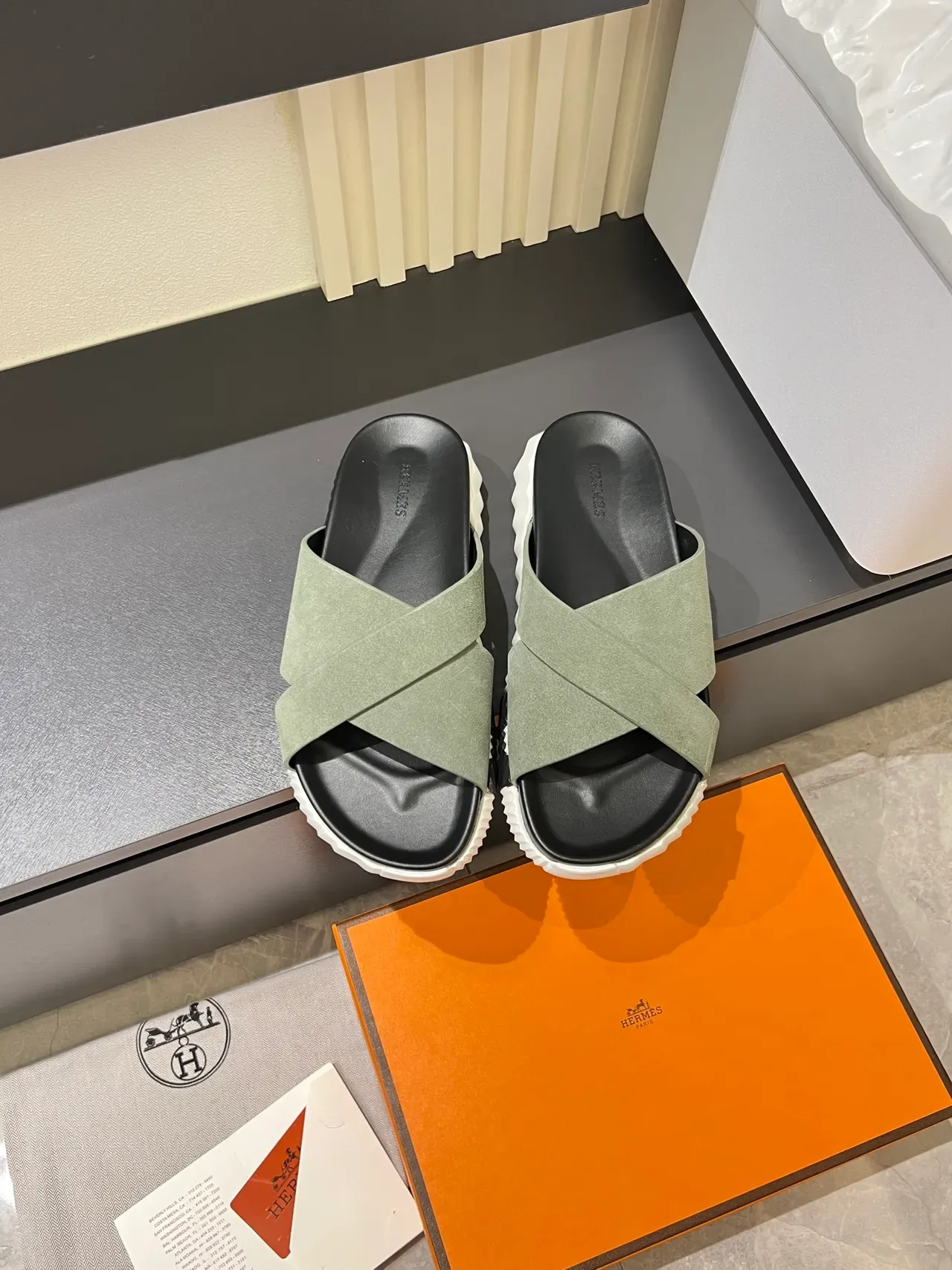Sandálias Hermès Oran Azul Negro Tira Cruzada Sola Branca Texturizada 8
