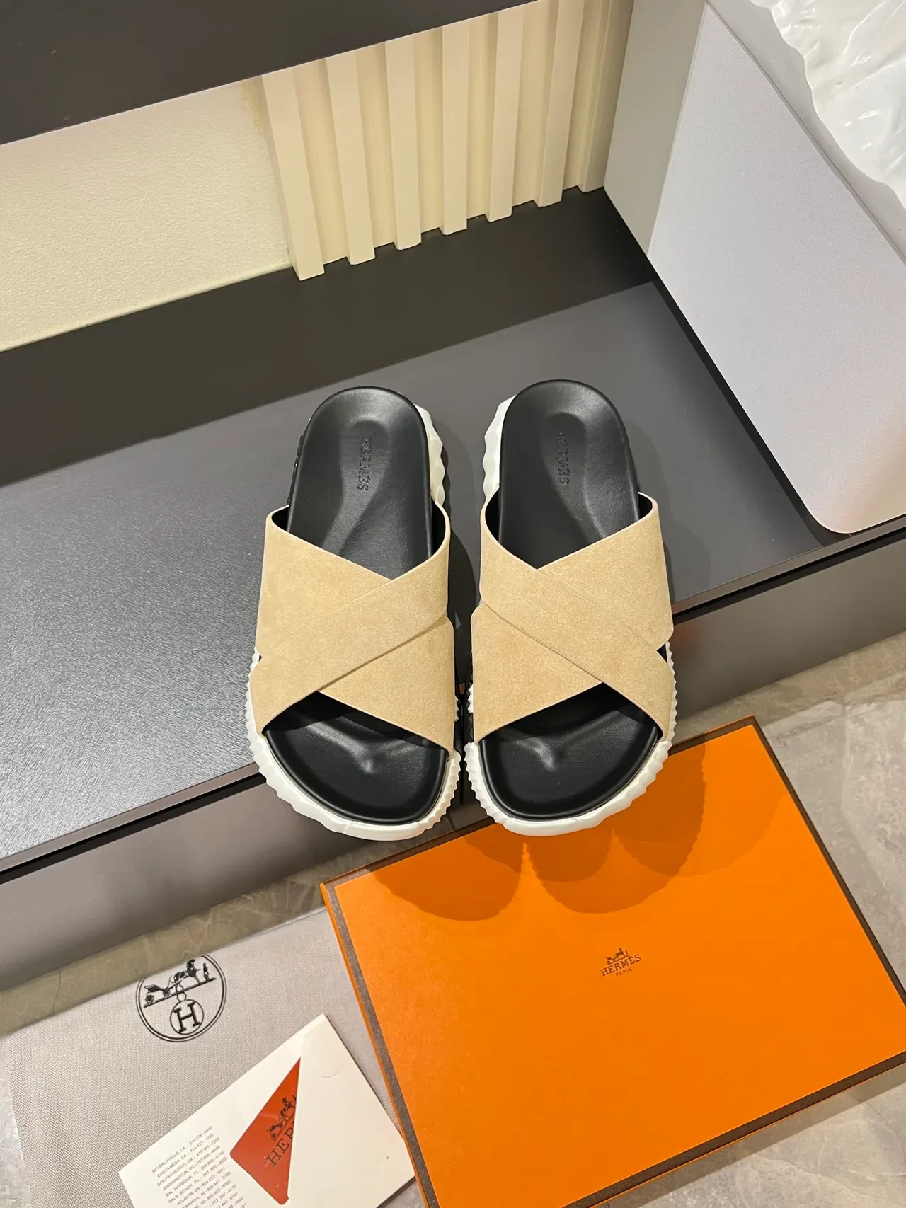 Sandálias Hermès Oran Azul Negro Tira Cruzada Sola Branca Texturizada 9