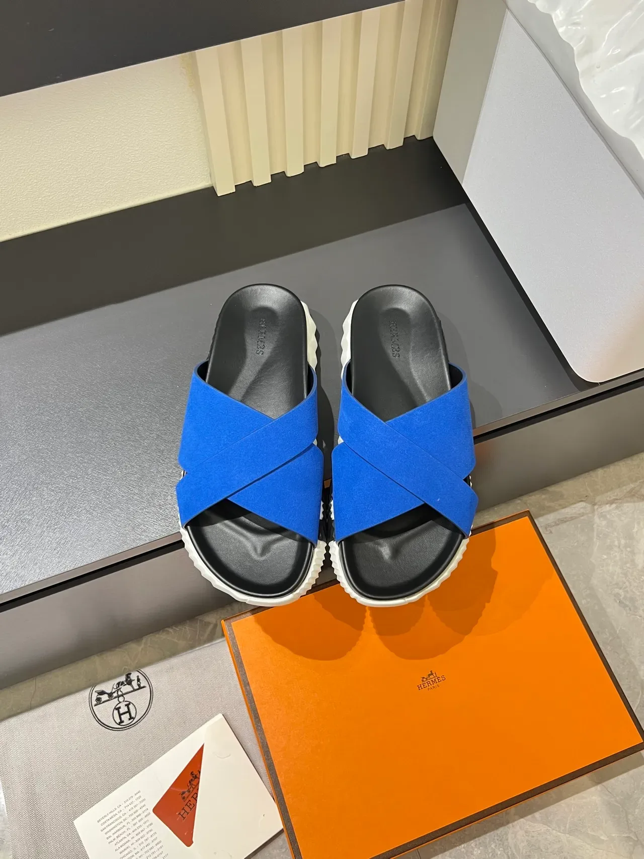 Sandálias Hermès Oran Azul Negro Tira Cruzada Sola Branca Texturizada 10