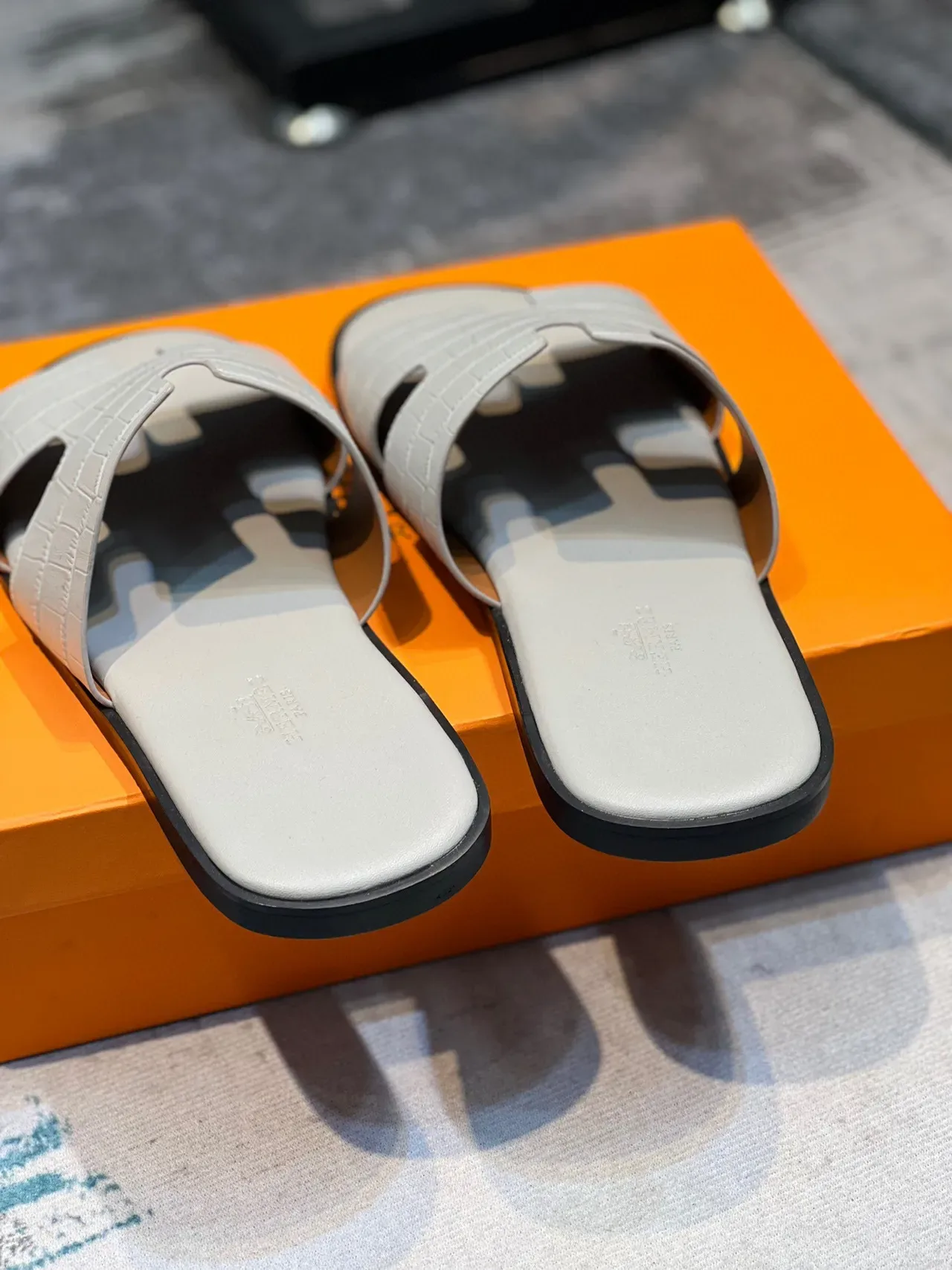 Hermès ओरान क्रॉक-एम्बॉस्ड ग्रे स्लिपर्स 2