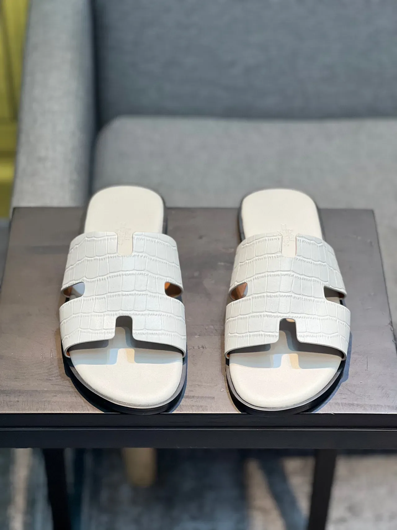 Hermès ओरान क्रॉक-एम्बॉस्ड ग्रे स्लिपर्स 4
