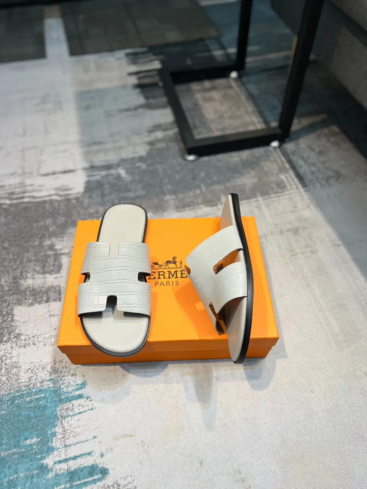 Hermès ओरान क्रॉक-एम्बॉस्ड ग्रे स्लिपर्स 5